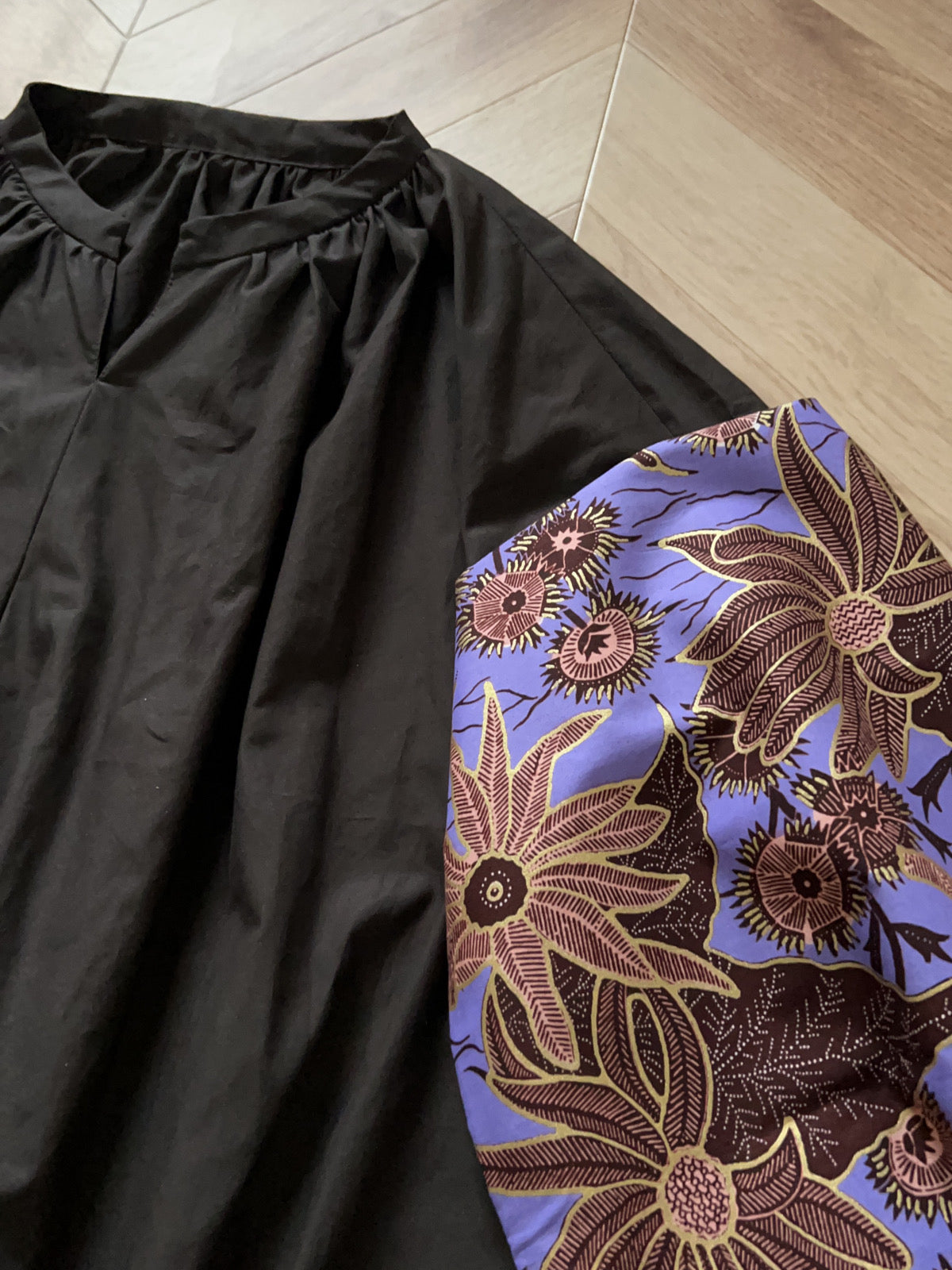 [Made to order] Plain x Batik: Volume sleeve dress