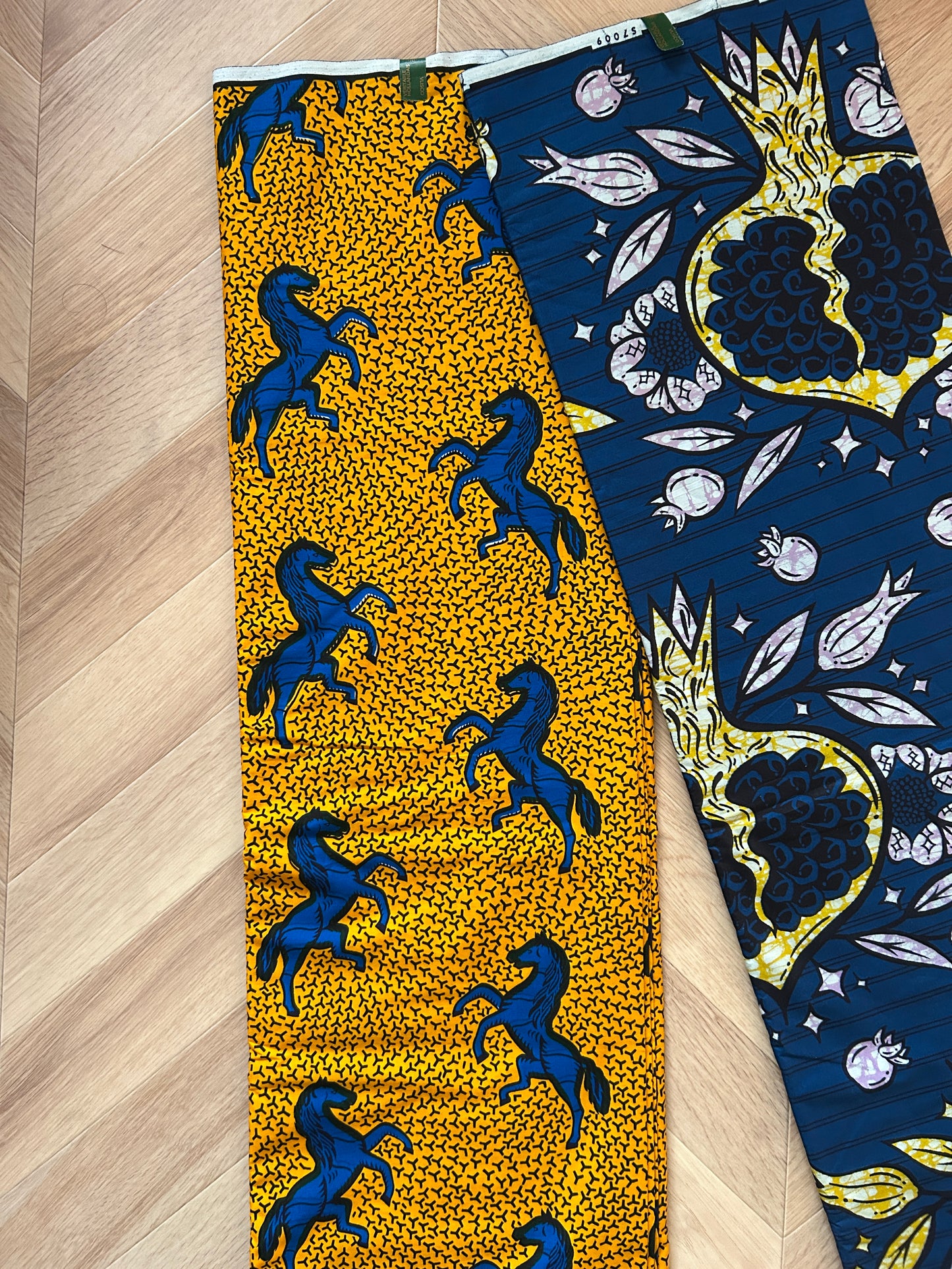 [Made to order] Plain x Batik: Volume sleeve dress