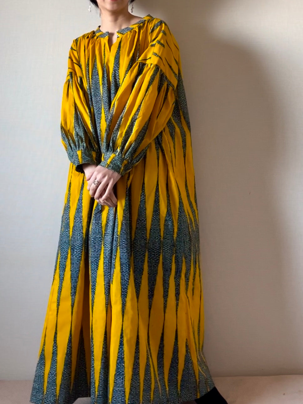 [Made to order] Voluminous sleeve dress (President's pencil pattern/yellow)